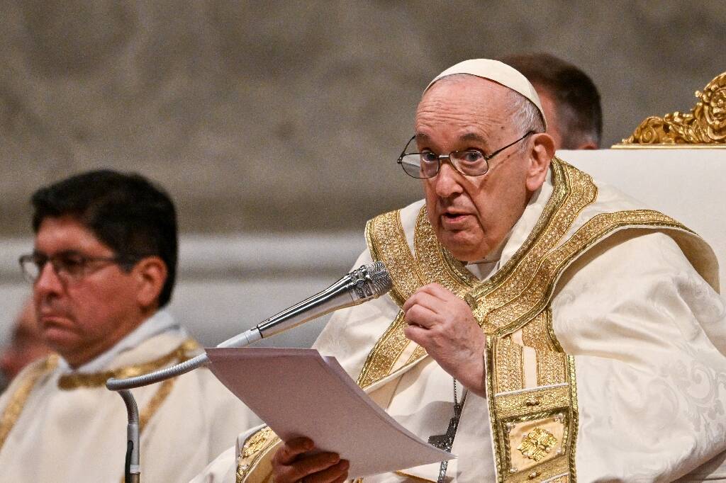 Pour Pâques, des milliers de fidèles au Vatican pour la messe du pape François, de retour après son hospitalisation