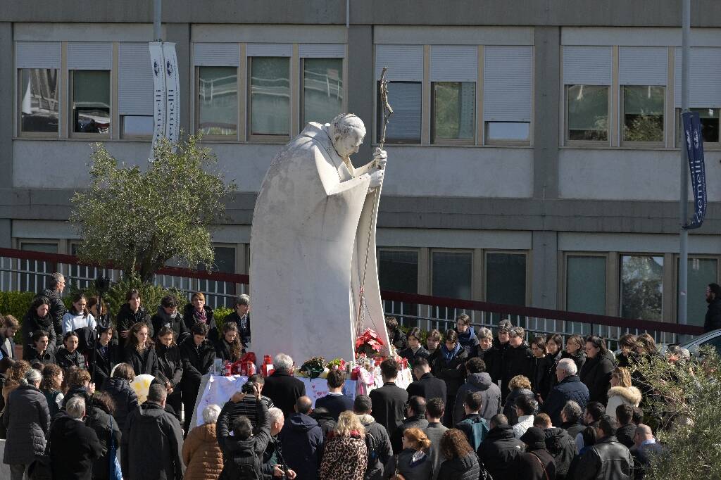 Le pape, dans un état stable, se dit "soutenu" par "l'affection" des fidèles