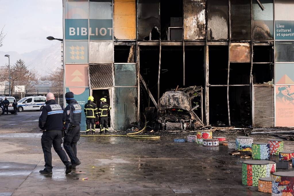 "Quand j'ai vu ça, j'ai pleuré, ça me dégoûte pour les gosses": échauffourées avec la police et bibliothèque incendiée à Grenoble