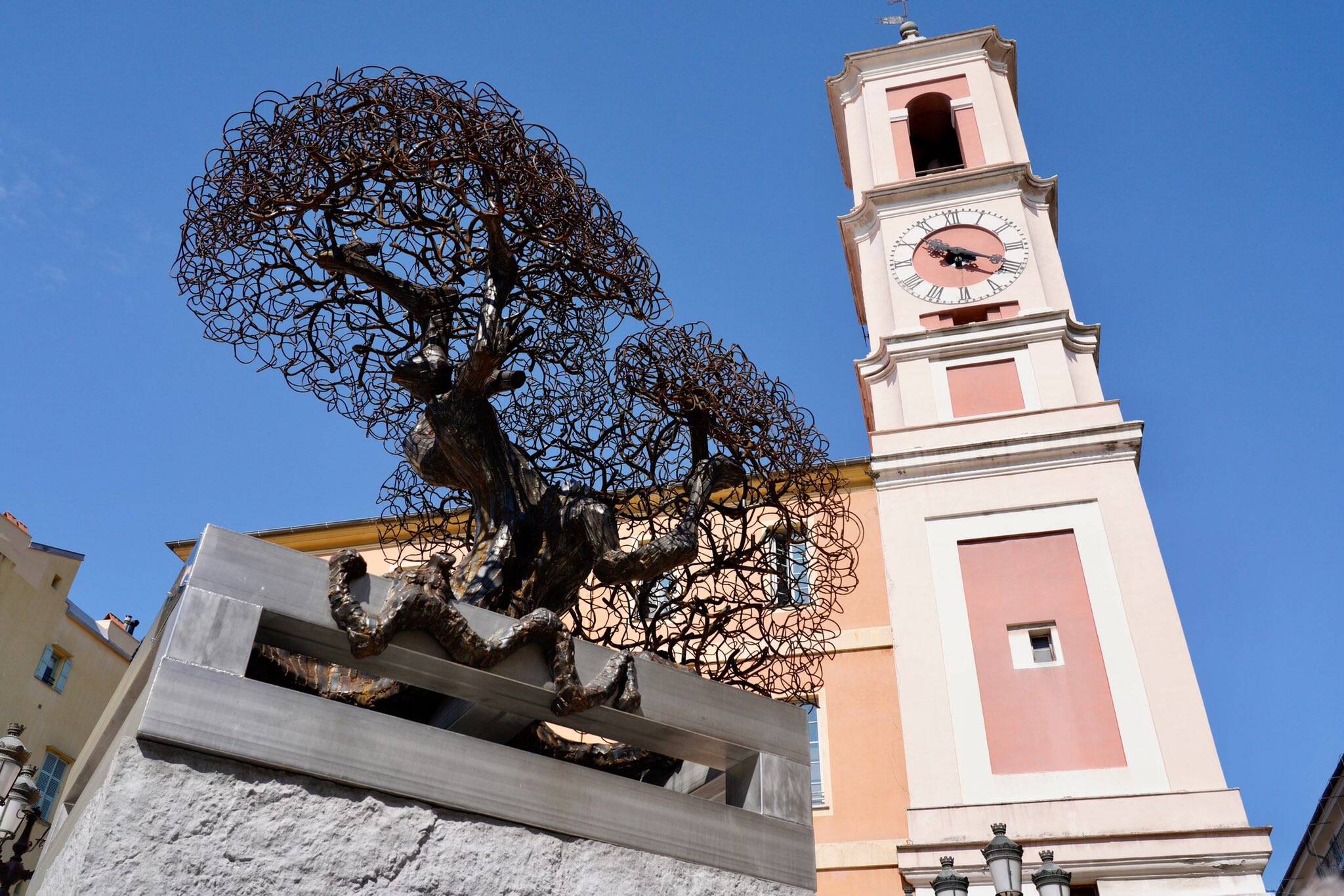 Il ne fait pas l'unanimité... "L'arbre de Bosio" inauguré jeudi sur la place du palais de justice à Nice