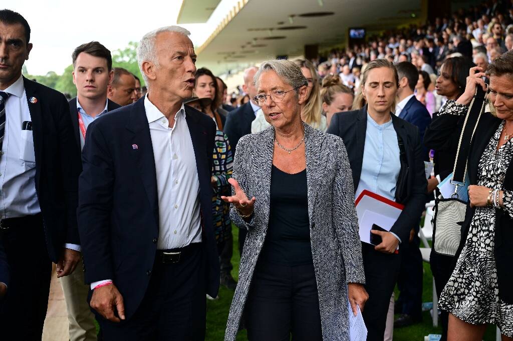 "Il n'y aura pas de hausses d'impôts", notamment pour les entreprises, promet Elisabeth Borne devant le Medef