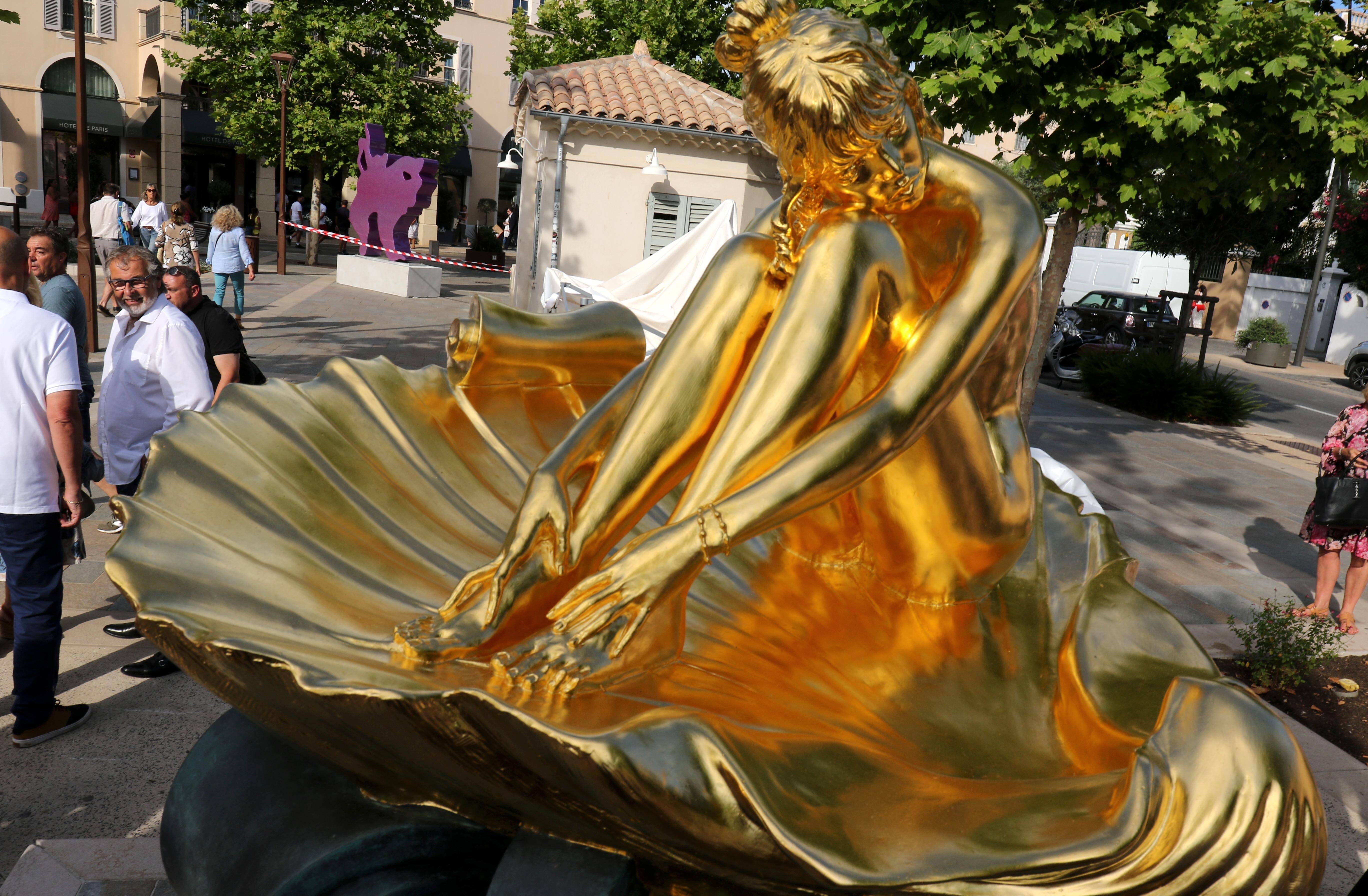 Désormais recouverte de milliers de feuilles d'or, la statue de Brigitte Bardot dévoilée à Saint-Tropez