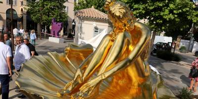 Désormais recouverte de milliers de feuilles d'or, la statue de Brigitte Bardot dévoilée à Saint-Tropez