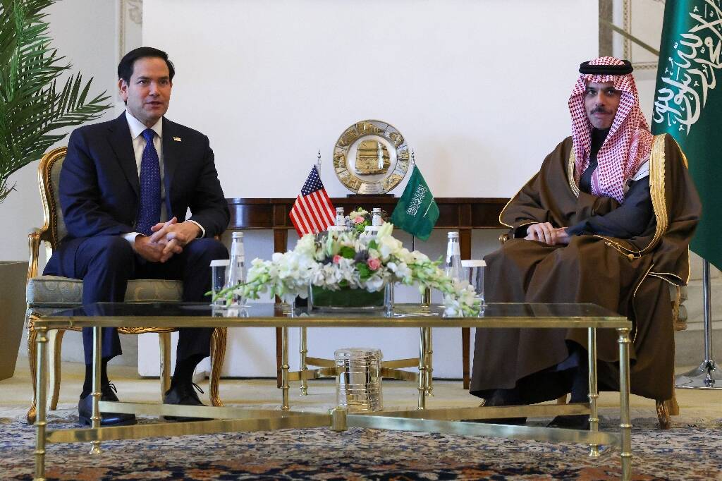 Russes et Américains ce mardi en Arabie saoudite pour de premières discussions destinées à "rétablir" leurs relations