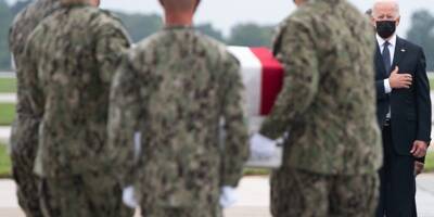 Assailli de critiques, Joe Biden se recueille devant les militaires tués en Afghanistan