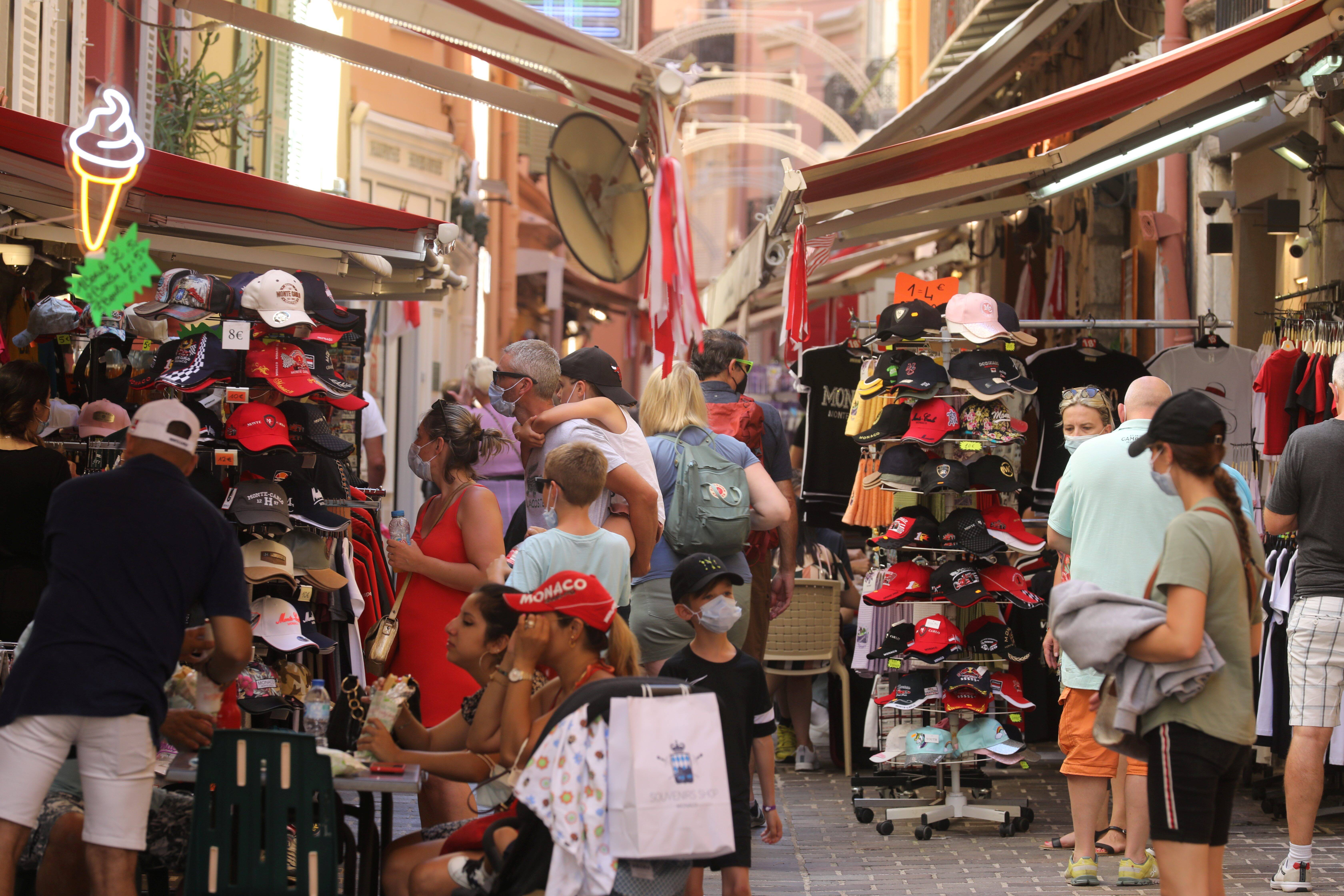 Sans les croisiéristes et les bus de touristes, les commerçants du Rocher sont à la peine cet été