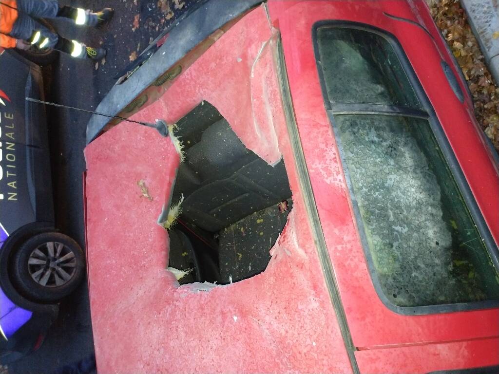 Une voiture retrouvée perforée: la police et les pompiers soupçonnent la chute d'une météorite à Strasbourg
