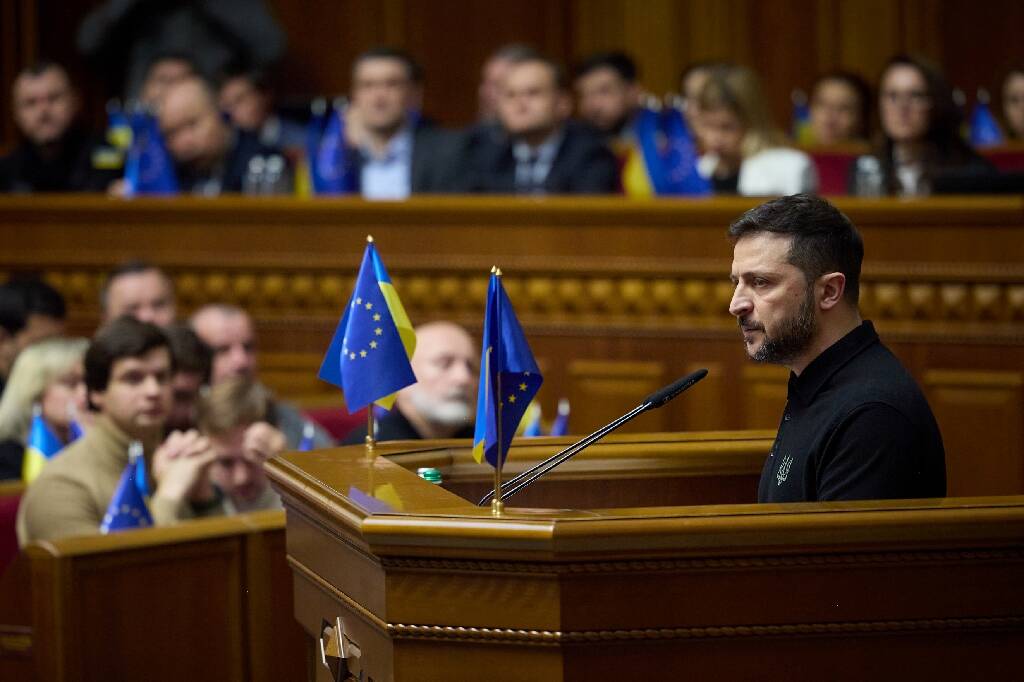 Le "plan de victoire" du président Zelensky examiné ce jeudi à l'Otan, dans l'ombre de la présidentielle américaine