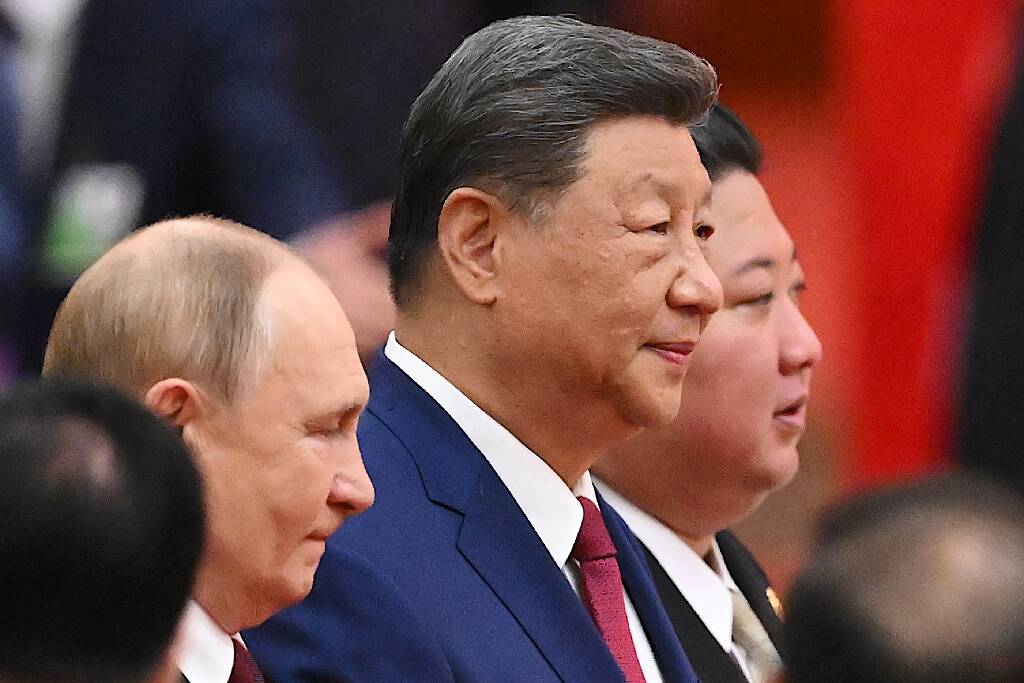 La Chine est "inarrêtable", dit le président Xi devant Poutine et Kim