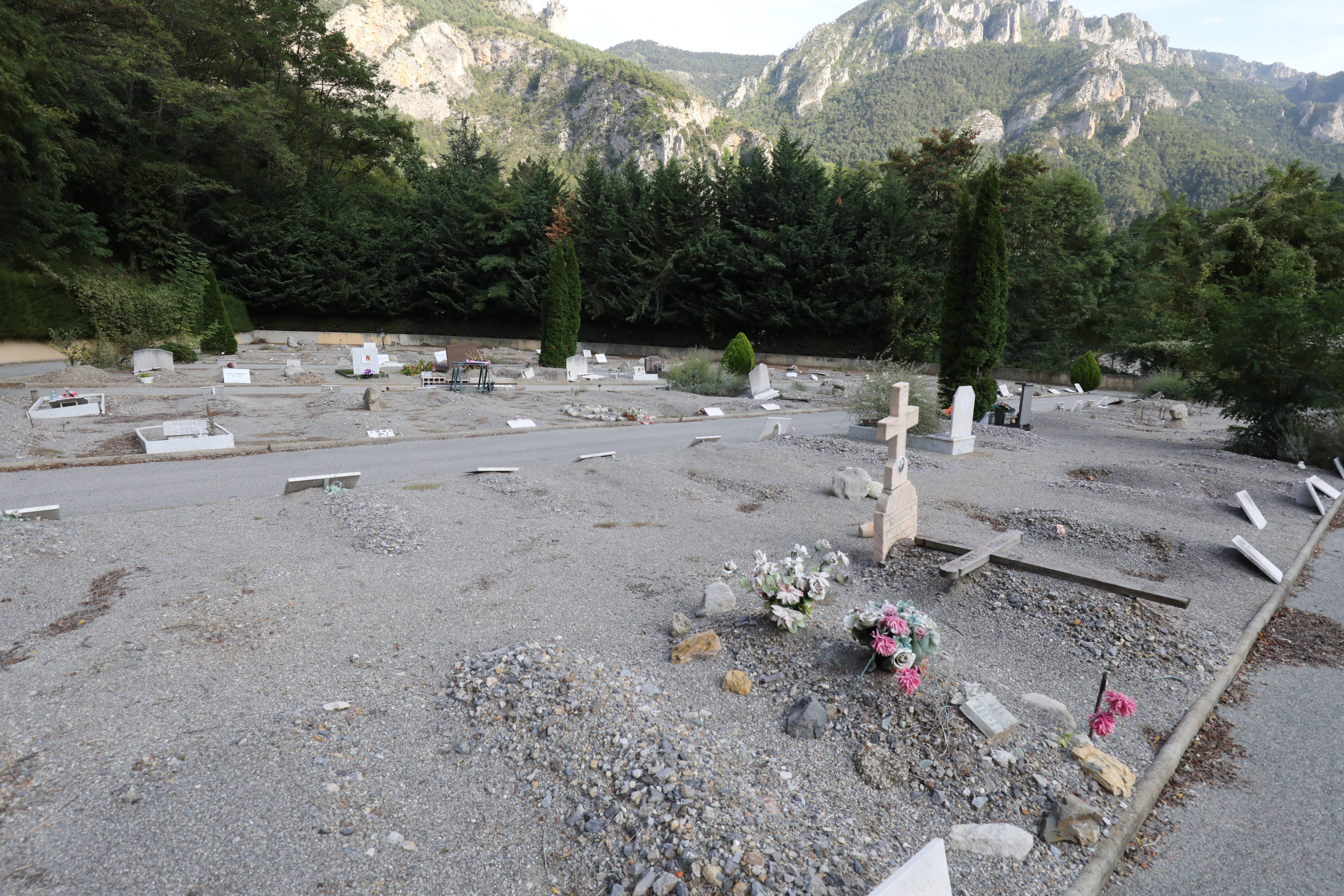 "Le cas de figure est unique": Près de 400 corps ont été emportés par la tempête Alex dans les cimetières des vallées