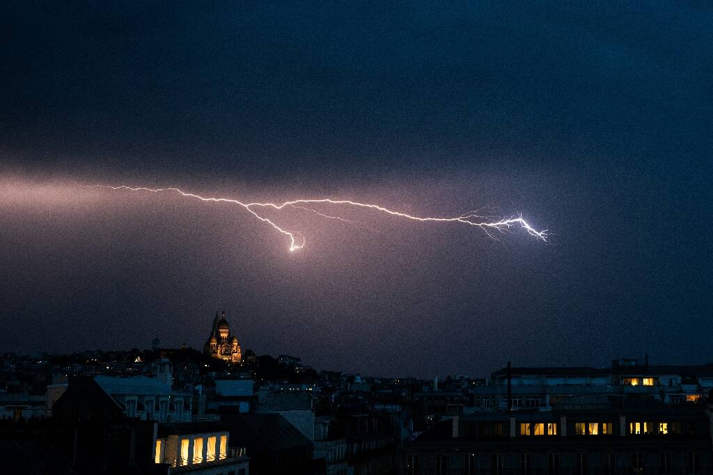 Orages: un adolescent tué par la chute d'un arbre et un homme meurt en percutant un arbre tombé sur la route