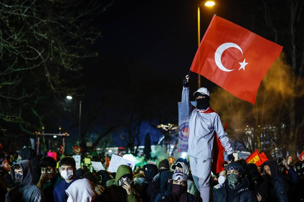 Vague de contestation en Turquie: un juge ordonne l'incarcération du maire d'opposition d'Istanbul pour "corruption"