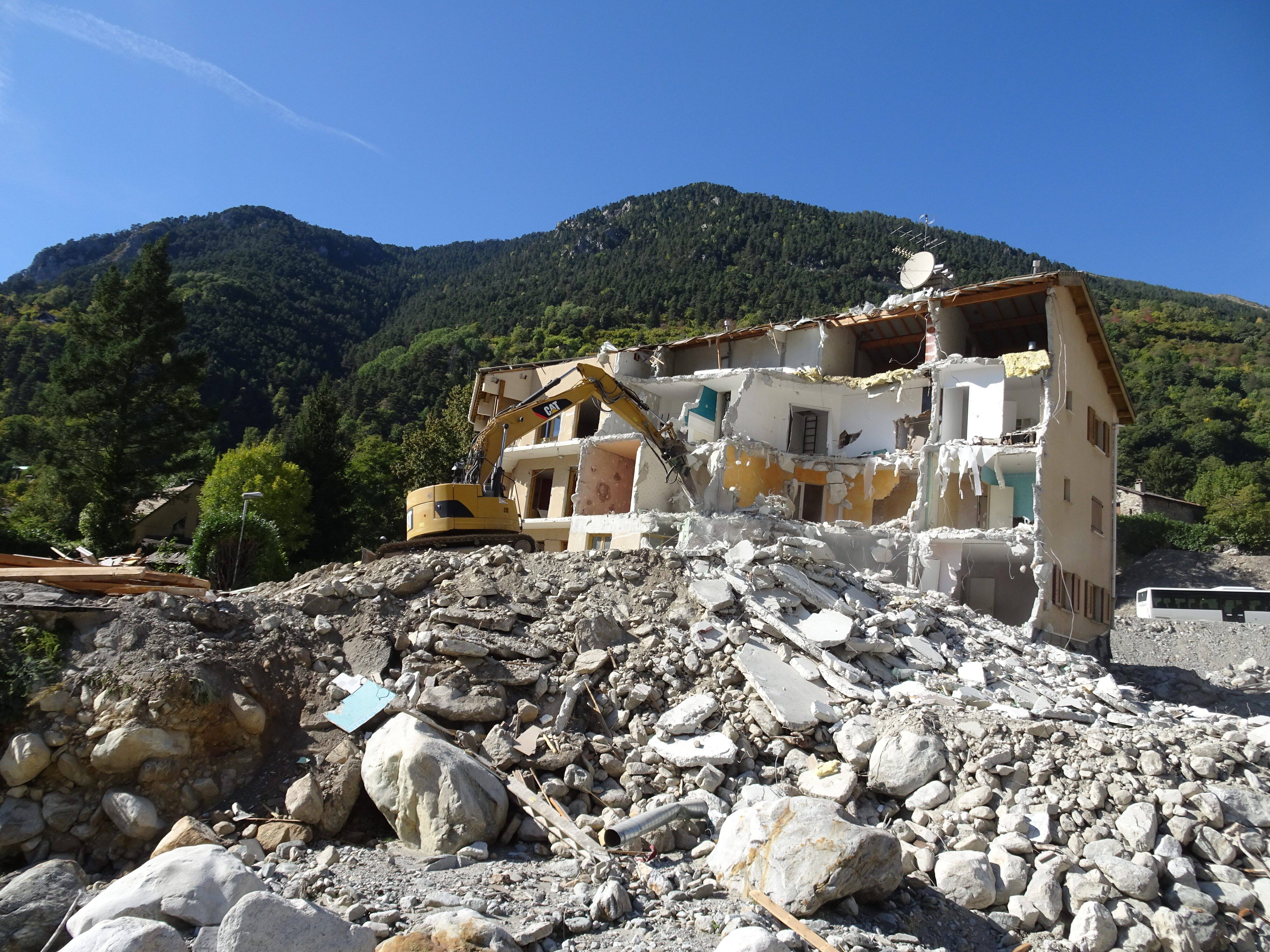 "C'était irrécupérable": fortement touchée pendant la tempête Alex, la gendarmerie de Saint-Martin-Vésubie en cours de destruction
