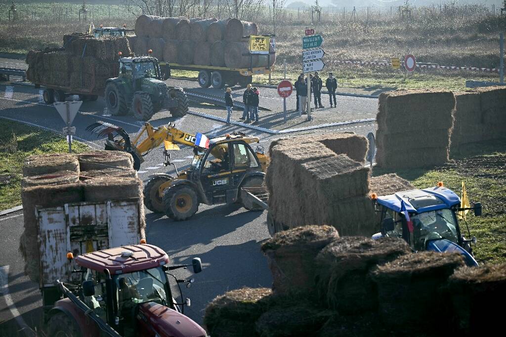 "Les agriculteurs sont en train de crever": la Coordination rurale érige un "mur des cons" bloquant la route Auch-Toulouse