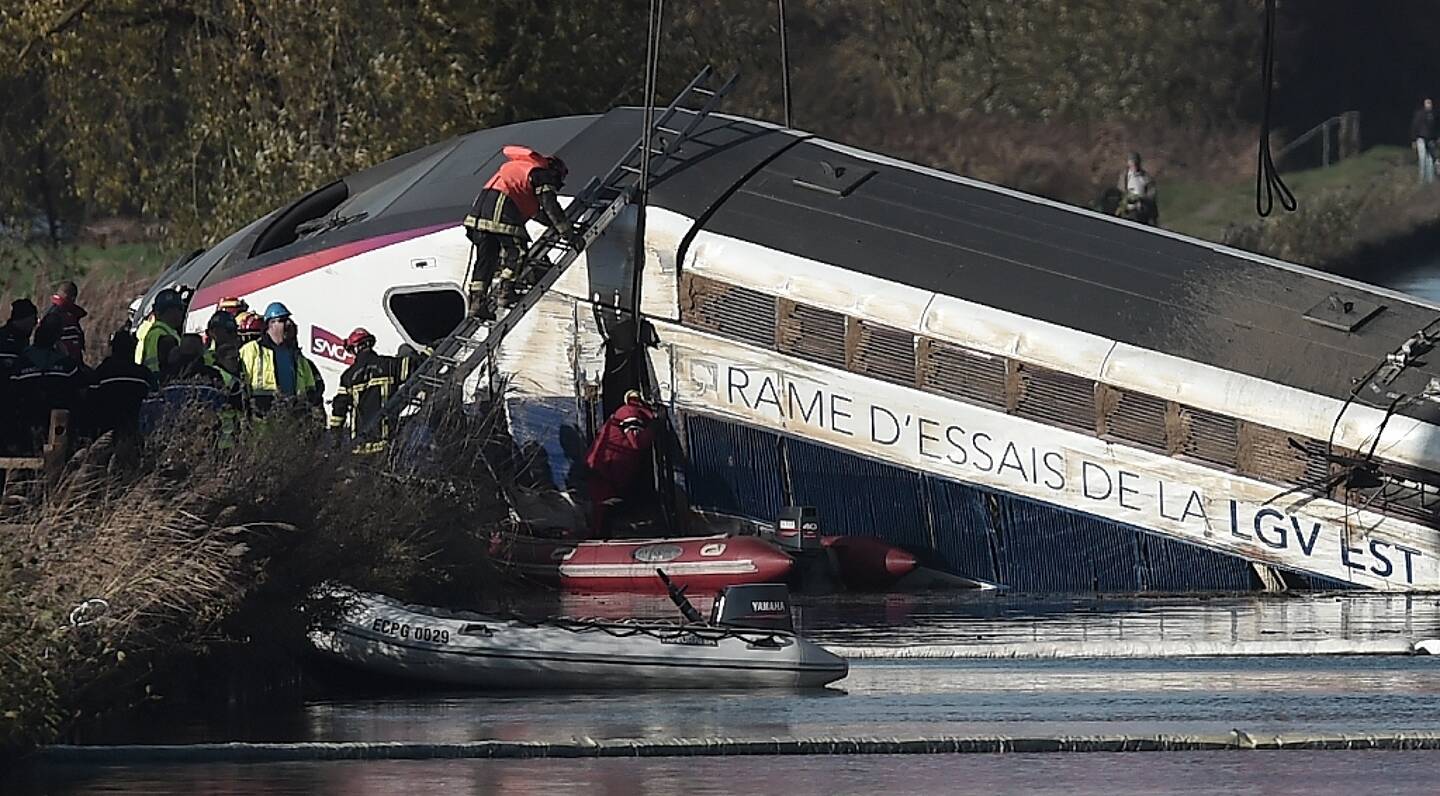 Motrice et wagon du TGV dans un canal d'Eckwersheim près de Strasbourg, dans le nord-est de la France, après avoir déraillé le 14 novembre, le 15 novembre 2015.