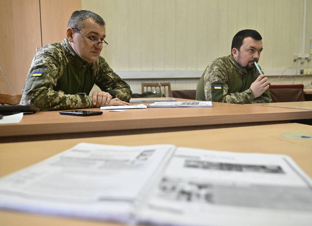 In Ukraine, English lessons for “armed” soldiers