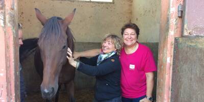 À Cagnes-sur-Mer, femmes touchées par le cancer et chevaux de course réformés oublient ensemble leurs souffrances
