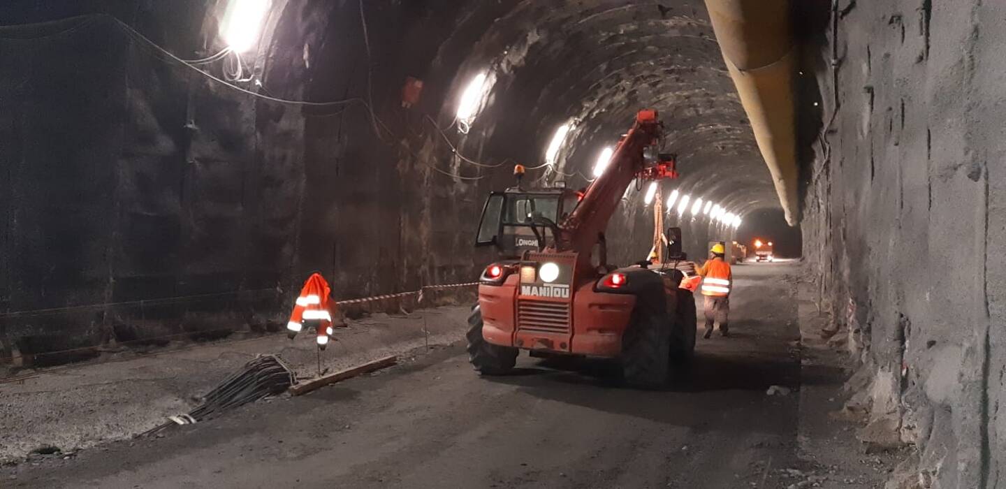 Le percement du tunnel est assuré par la société italienne Edilmaco.