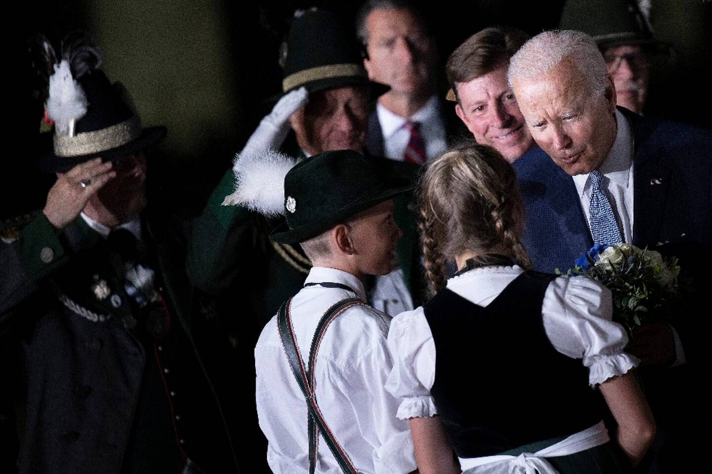 Le président américain Joe Biden, accueilli à son arrivée à Munich (Allemagne), par des enfants en costumes traditionnels bavarois, le 25 juin 2022, à la veille du sommet du G7 