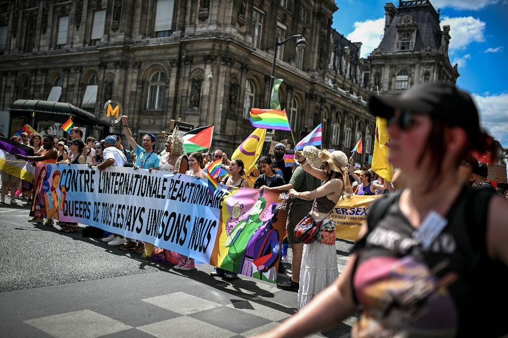 "Pour la première fois depuis des années nos droits sont réellement en danger": à Paris, une marche des fiertés remontée "contre l'internationale réactionnaire"