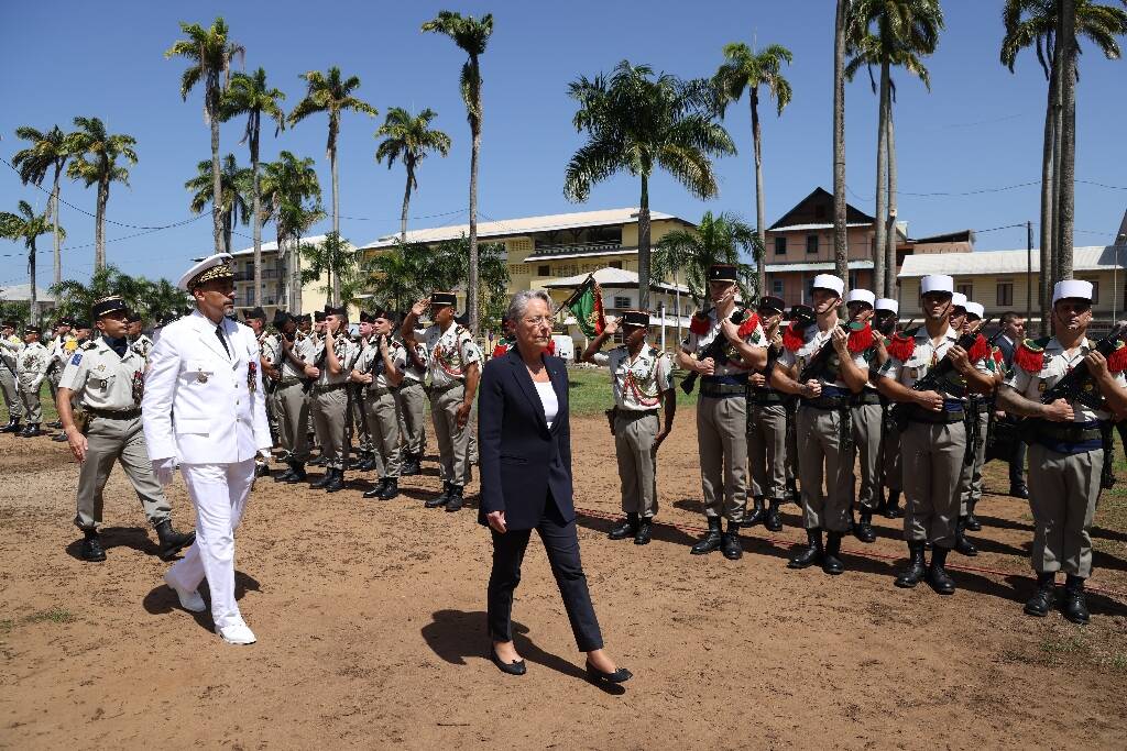 Elisabeth Borne réveillonne avec les militaires en Guyane, loin des rumeurs sur son avenir