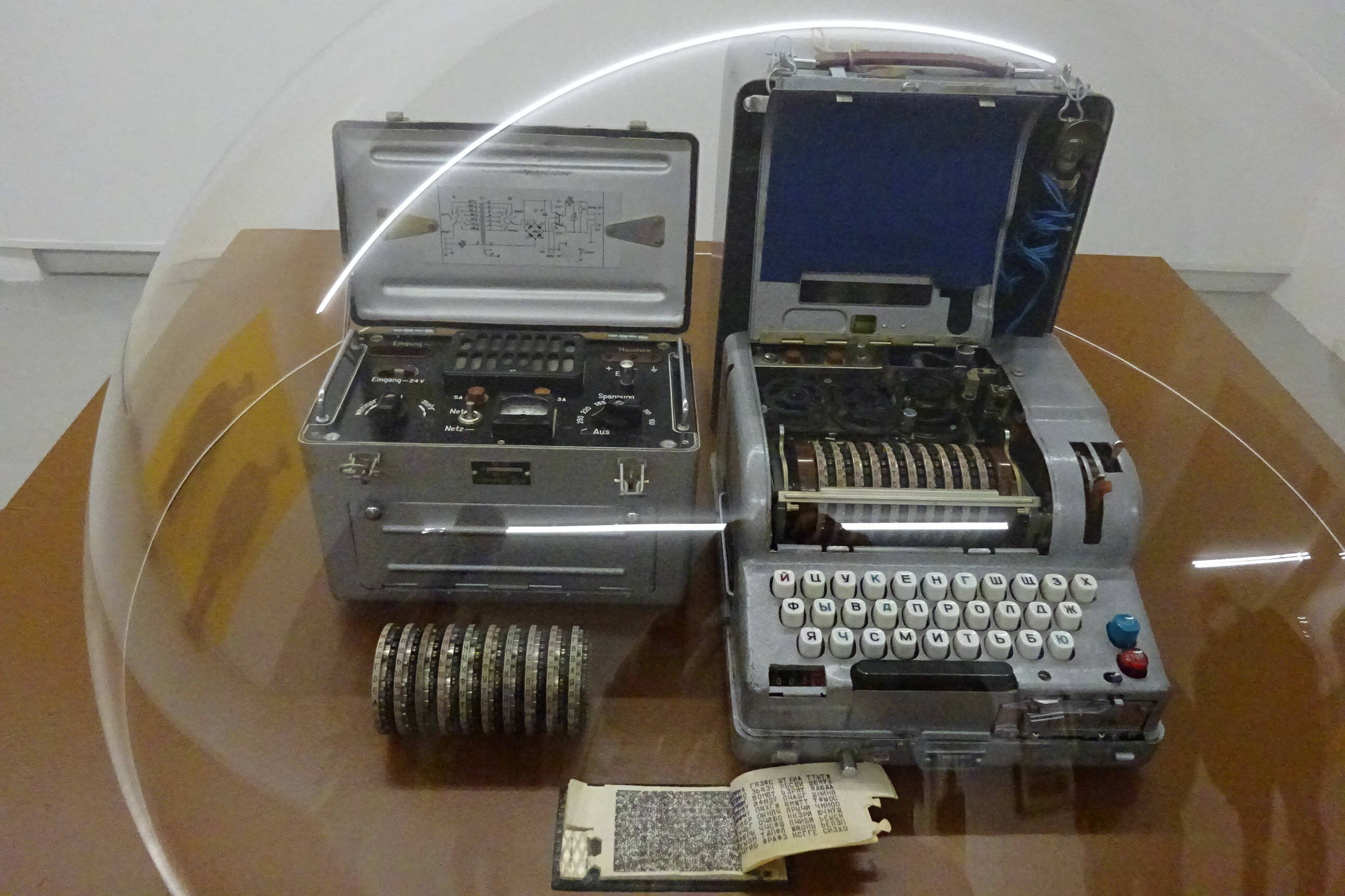 Une collection de matériels rares d'espionnage russes et allemands sont à découvrir à la galerie Canon de Toulon