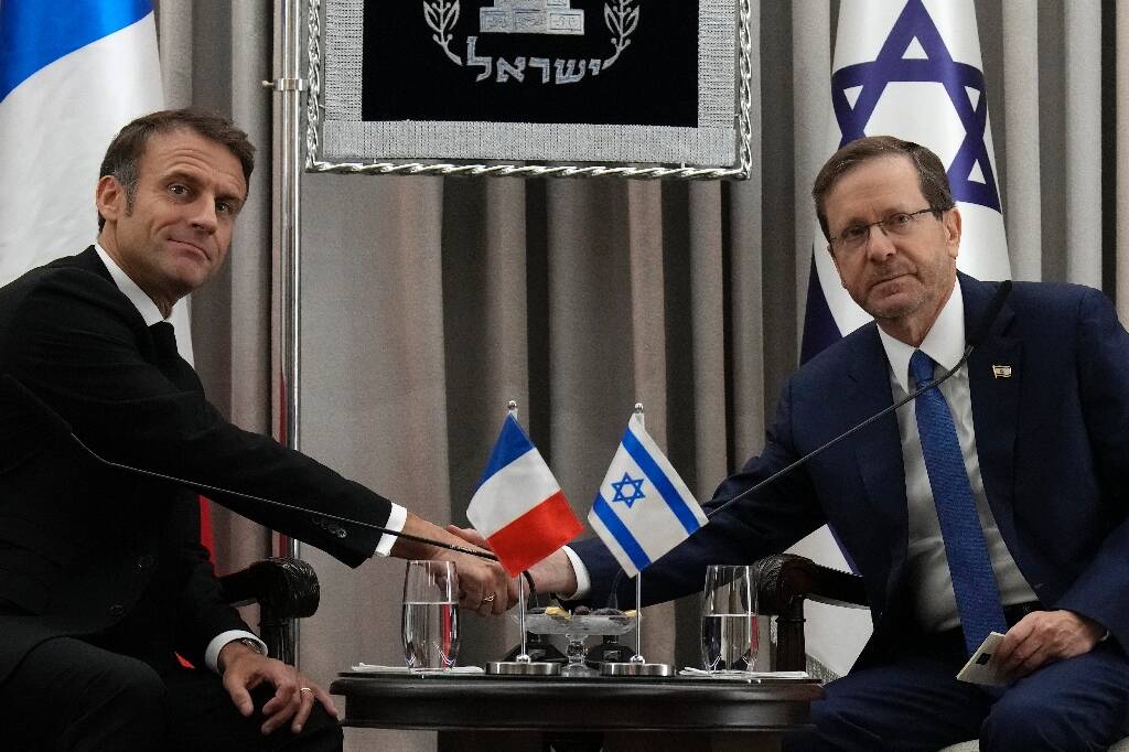 Libération des otages français, rencontre avec les dirigeants des deux camps... ce que l'on sait jusqu'ici sur la visite d'Emmanuel Macron en Israël