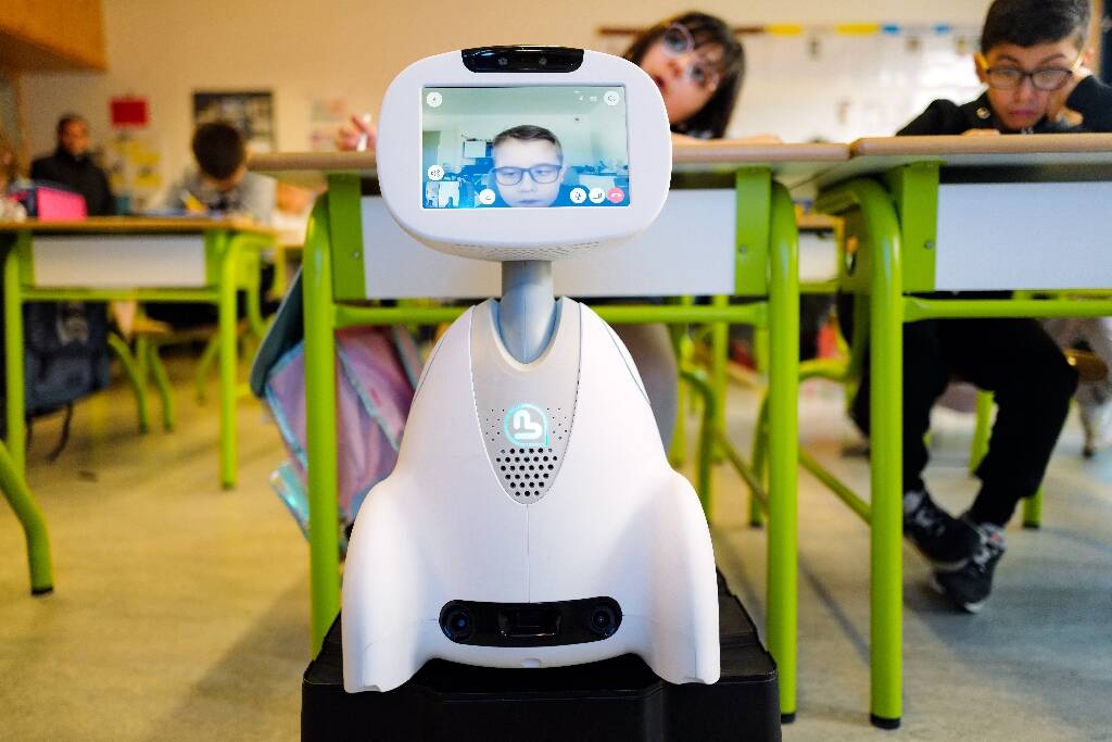 "Je me crois en classe": Grâce au robot Buddy, le petit Melvin atteint d'un cancer peut quand même aller à l'école