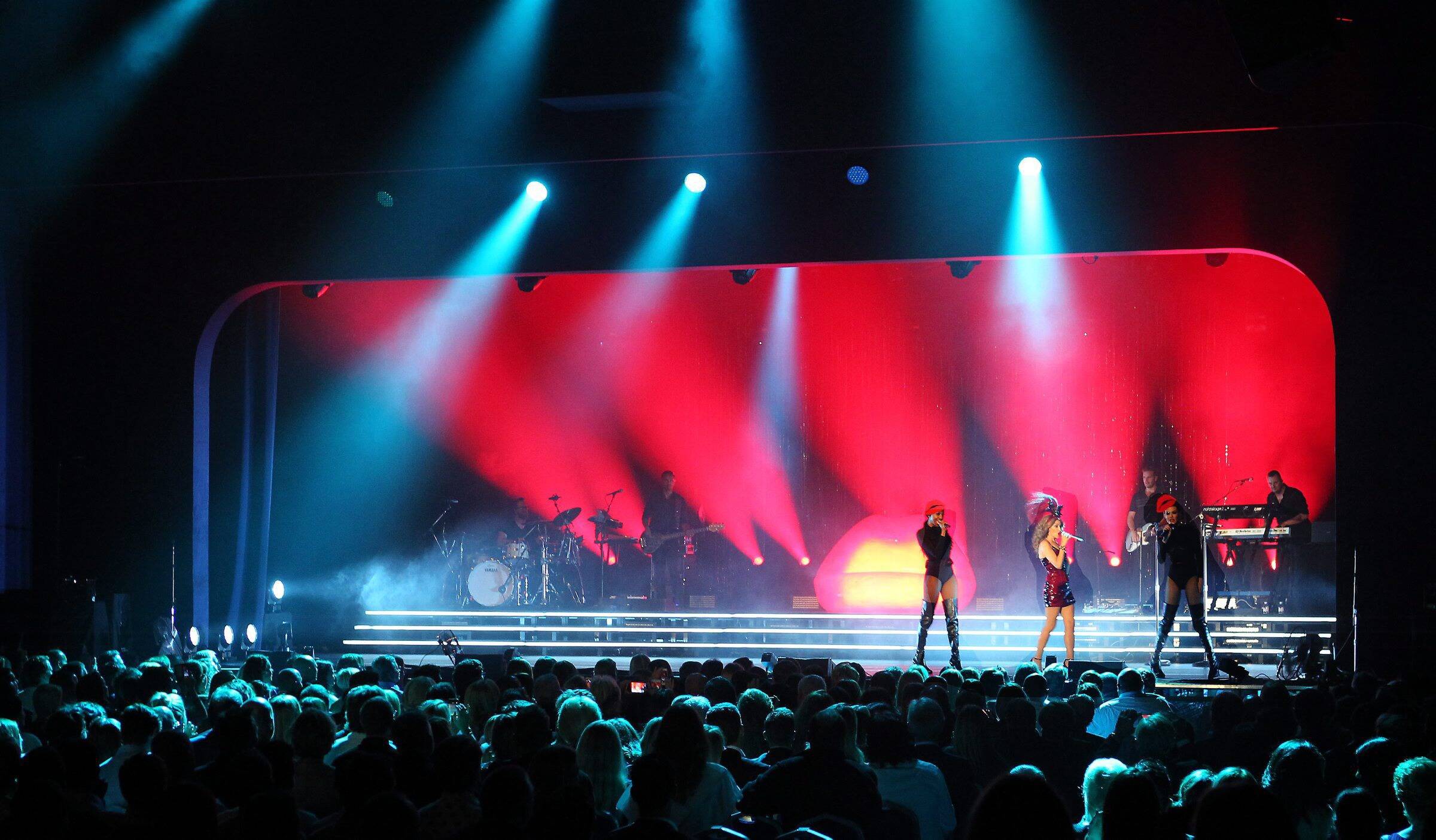 Il arrache le micro du chanteur sur une scène de spectacle à Monaco, agresse sexuellement une spectatrice et blesse un vigile