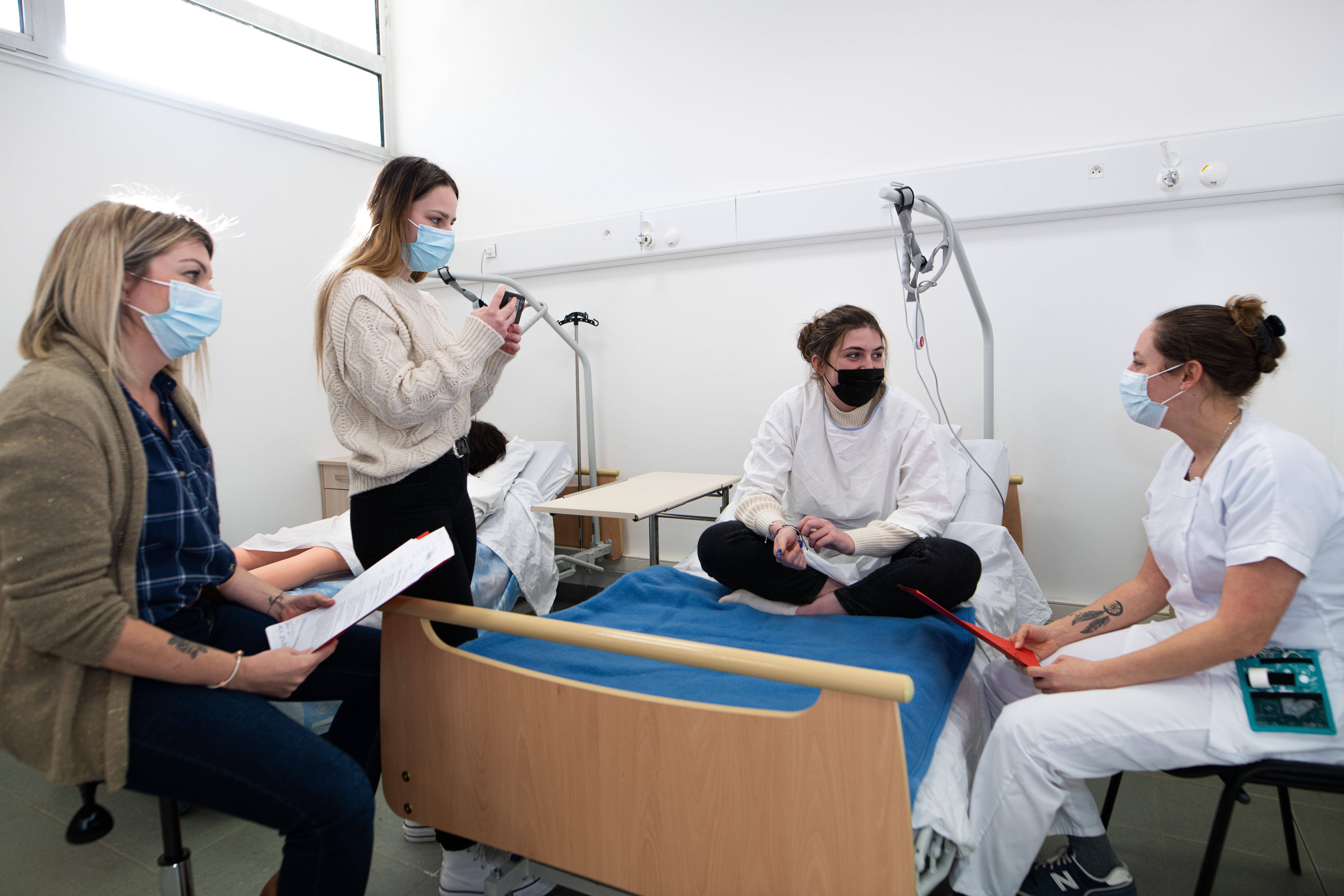 À Saint-Raphaël, les élèves infirmiers ne "lâchent rien" malgré la crise sanitaire