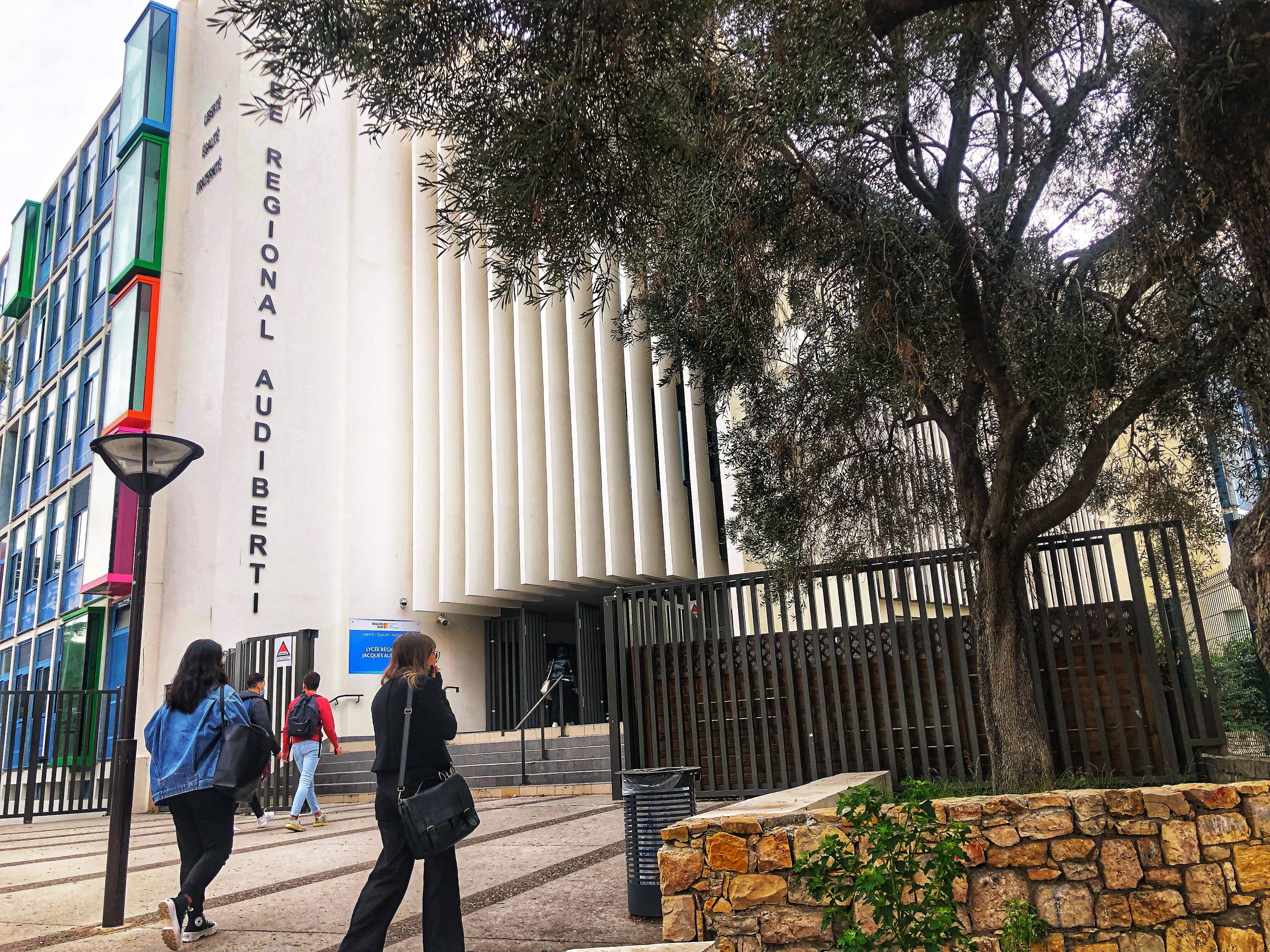 "Je veux terminer l'année scolaire". A 67 ans, une professeure ne veut pas partir à la retraite, ils lancent une pétition en ligne pour la garder