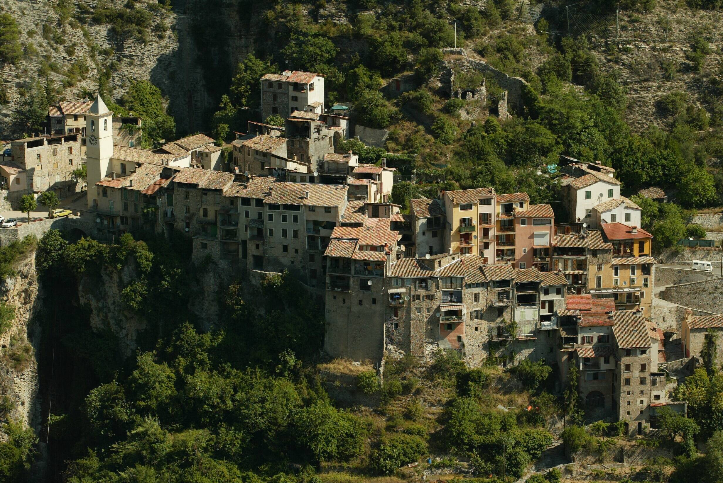 "On lavait les enfants dans l'évier de la cuisine": une famille a vécu pendant 2 ans dans un logement insalubre à Touët-sur-Var