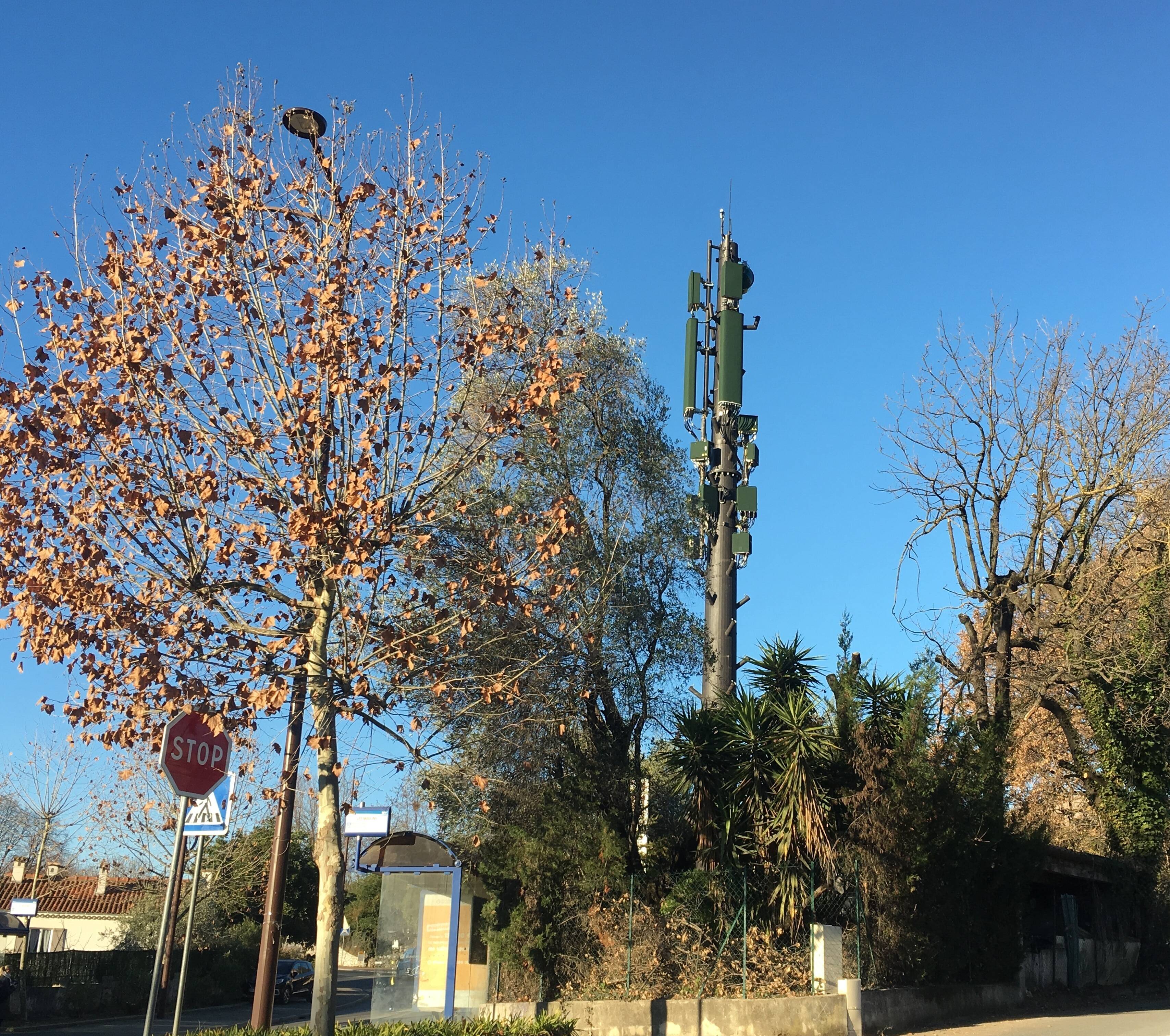 "Sous nos fenêtres..." Des riverains d'un village de la Côte d'azur en colère contre le projet d'une seconde antenne 5G