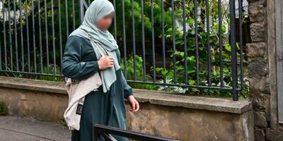L'abaya, interdite à l'école, un symbole des frictions autour de la laïcité