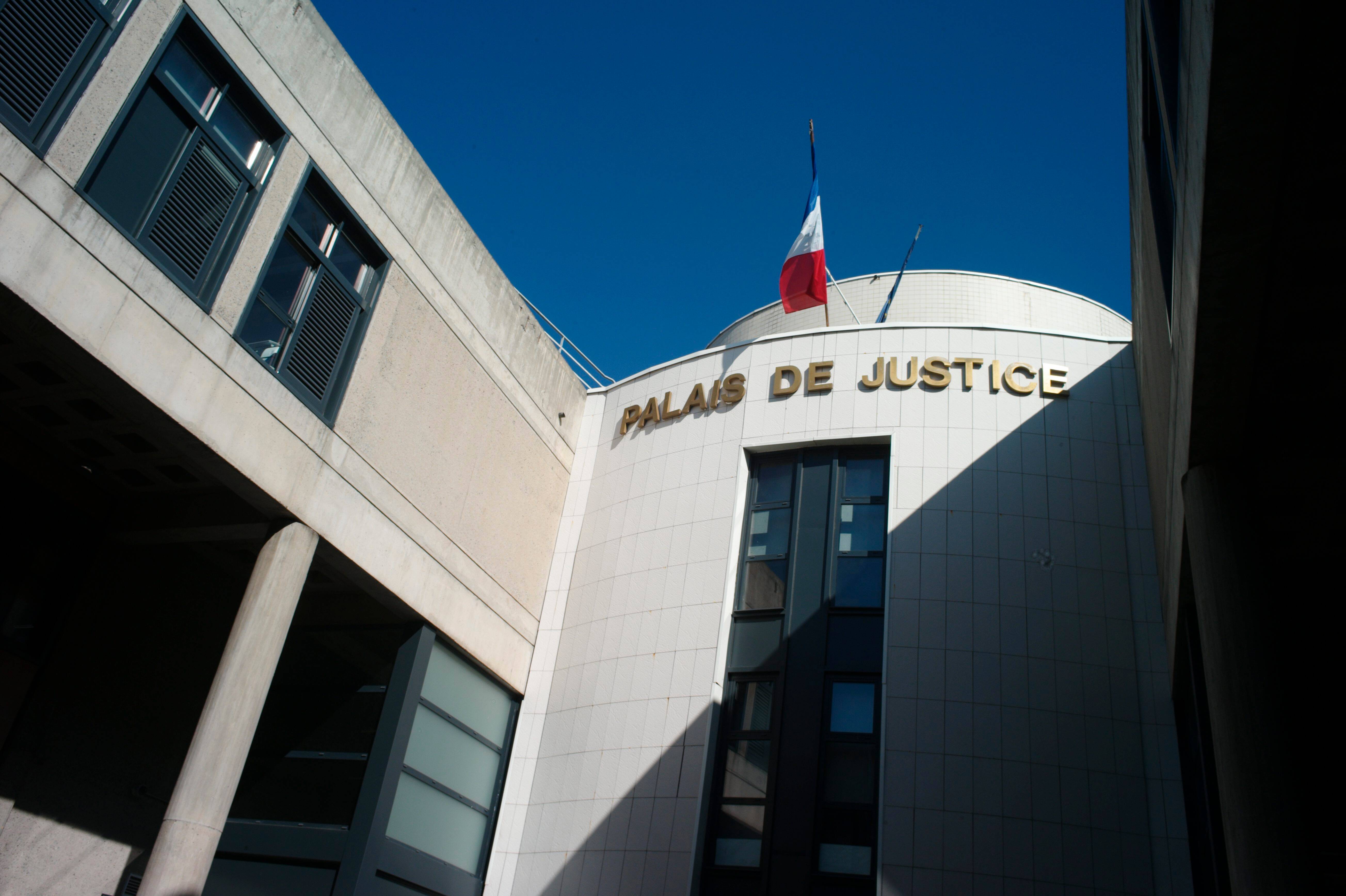 In detention awaiting trial for the murder of his partner, he assaults a prison guard in Draguignan