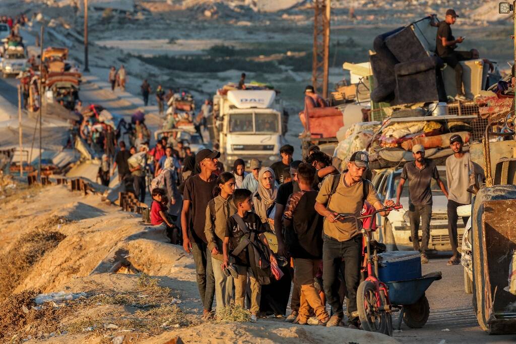 Des milliers de Palestiniens fuient Gaza-ville, à pied ou entassés dans des camionnettes