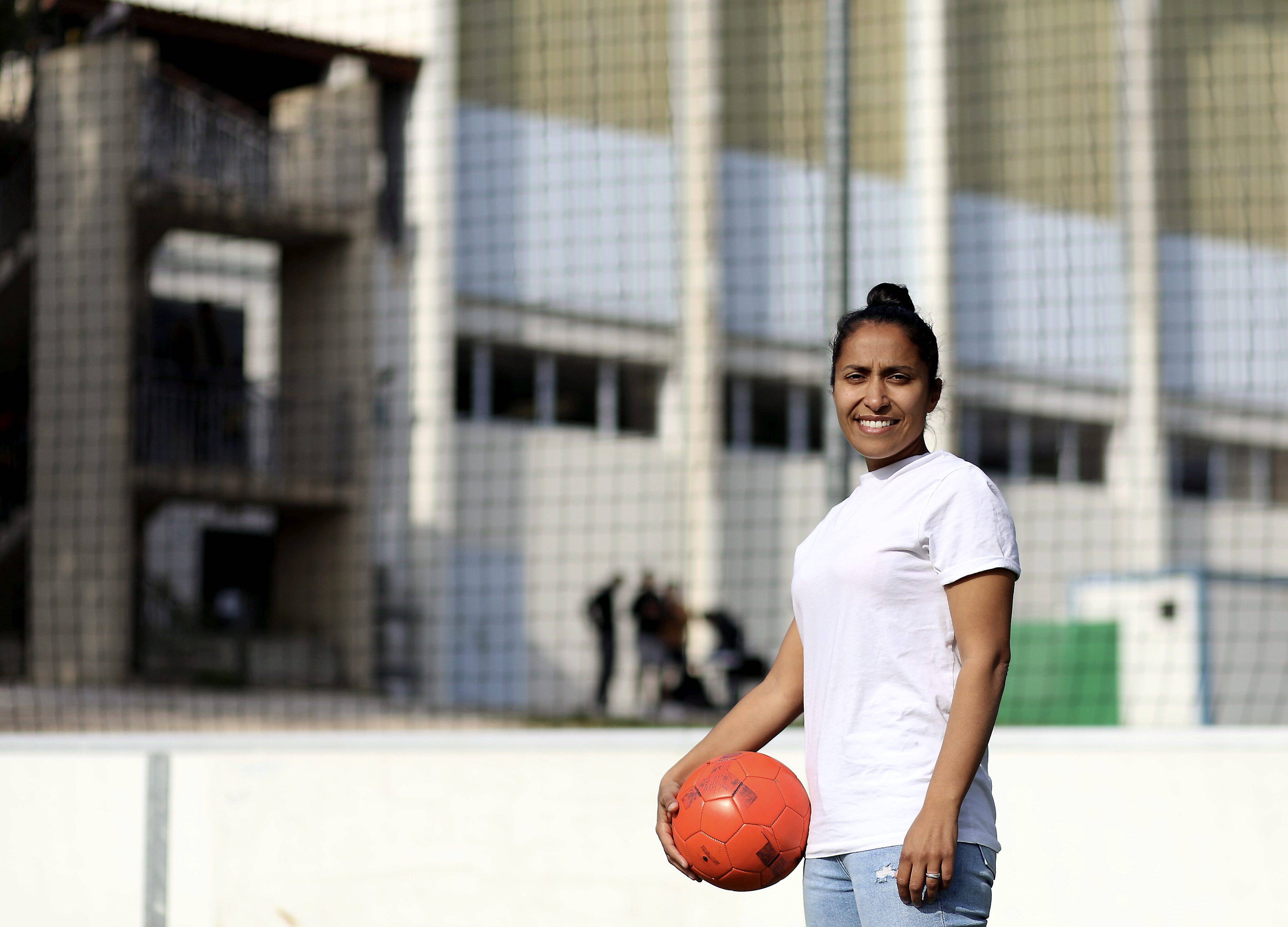 "Ça donne du sens, c'est gratifiant": l'ancienne footballeuse Islem, à la recherche des "invisibles" à Toulon