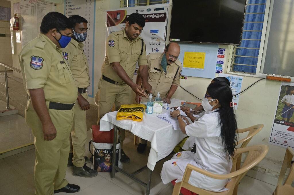 2,3 millions de morts, 2e vaccin en Chine... Le point sur la pandémie de coronavirus dans le monde ce samedi soir