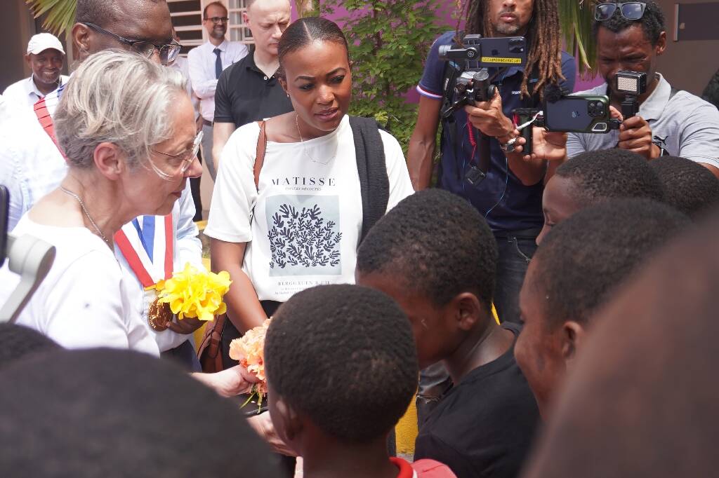 Face à la détresse d'élèves à Mayotte, Elisabeth Borne promet de rétablir l'école "le plus vite possible"