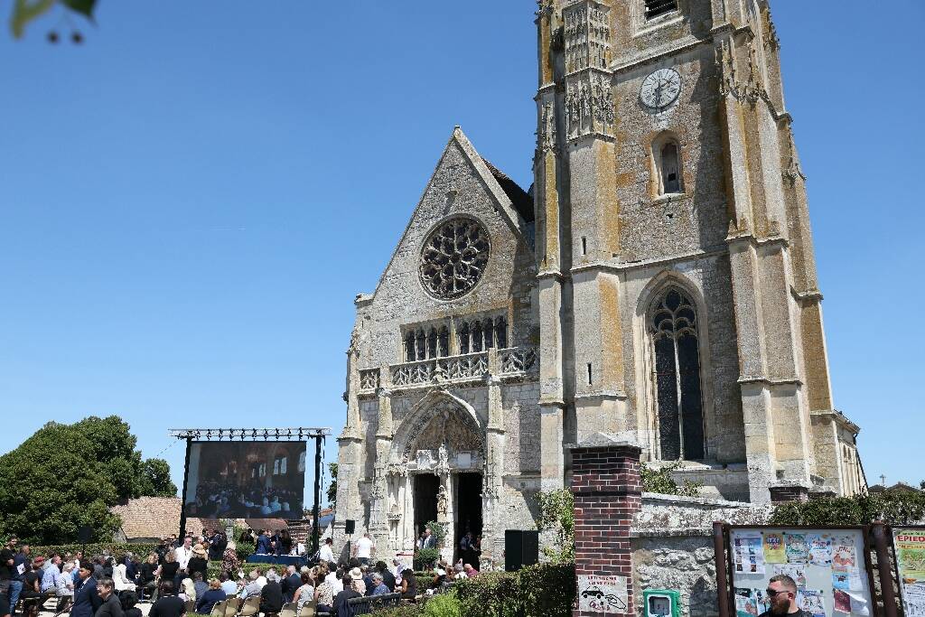 Obsèques du député LR Olivier Marleix: plusieurs centaines de personnes réunies chez lui pour un dernier hommage