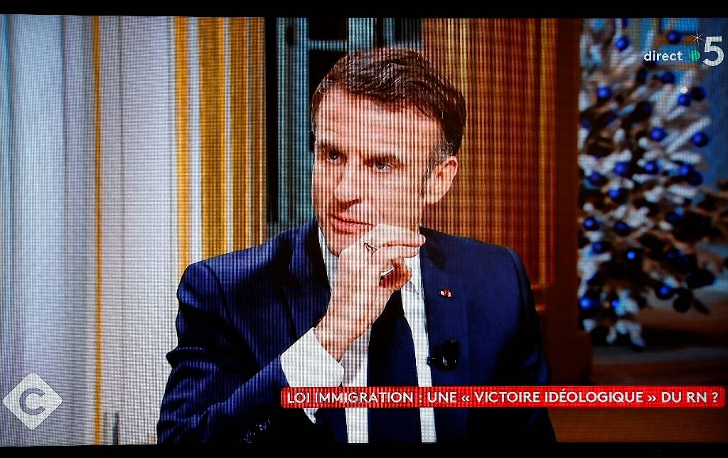 Immigration: face aux critiques et aux divisions de son camp, Macron défend "un bouclier qui nous manquait"