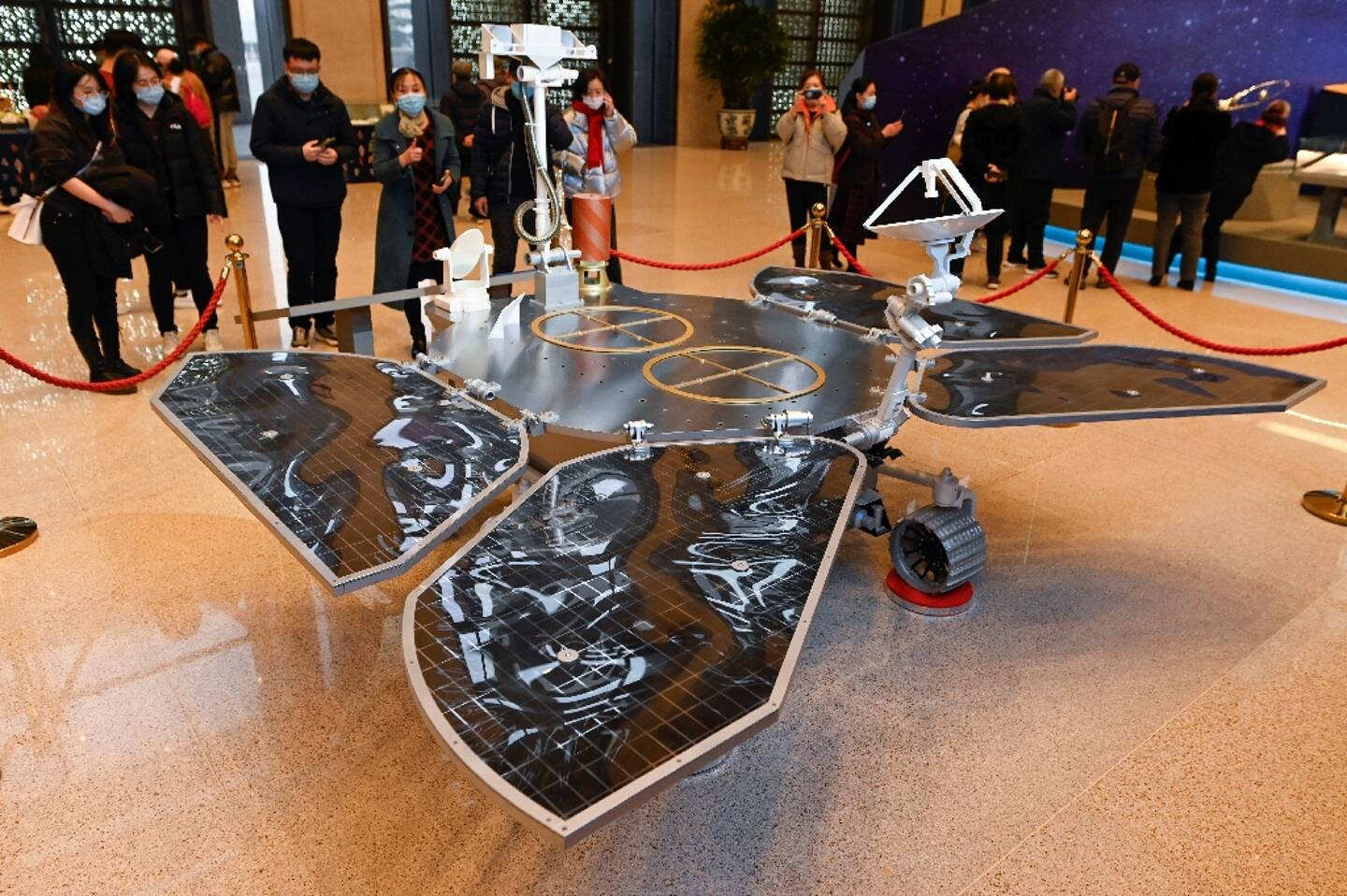 Une réplique de l'atterrisseur Tianwen-1est exposée au Musée National de Chine à Pékin le 4 mars 2021