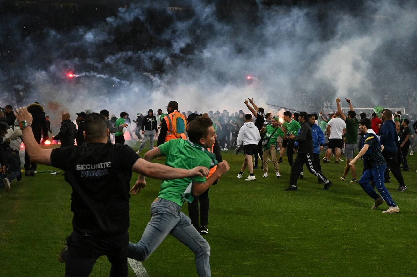 Les supporters stéphanois envahissent le terrain du stade Geoffroy Guichard suite à la défaite de leur club face à Auxerre le 29 mai 2022