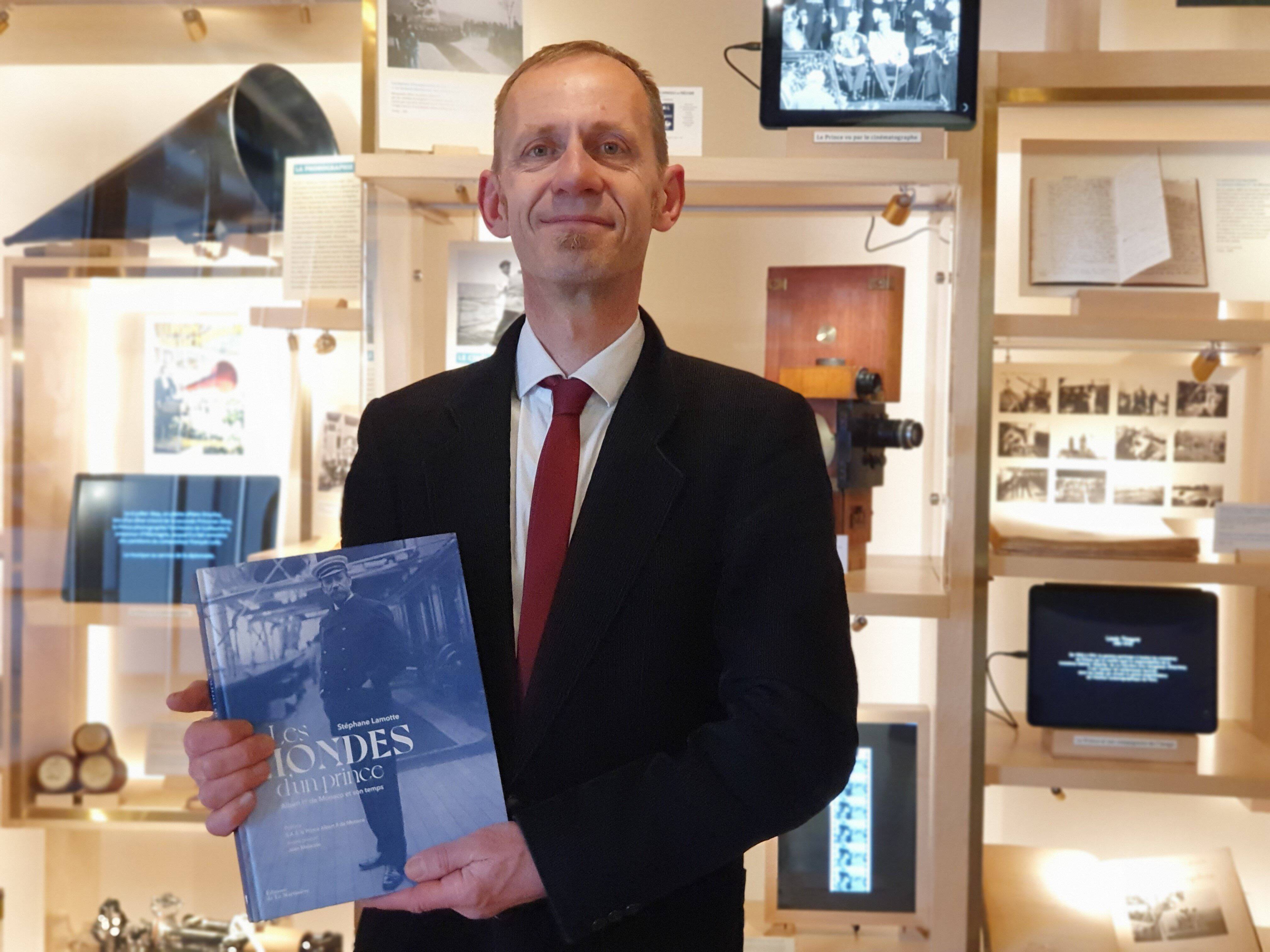 Cet ouvrage documenté retrace la vie du prince Albert Ier de Monaco, 100 ans après sa disparition