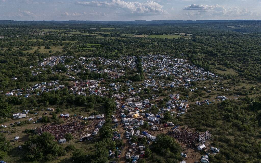 "Des départs très importants" et un "grand nombre d'infractions" sur le site de la rave-party illégale dans le Lot