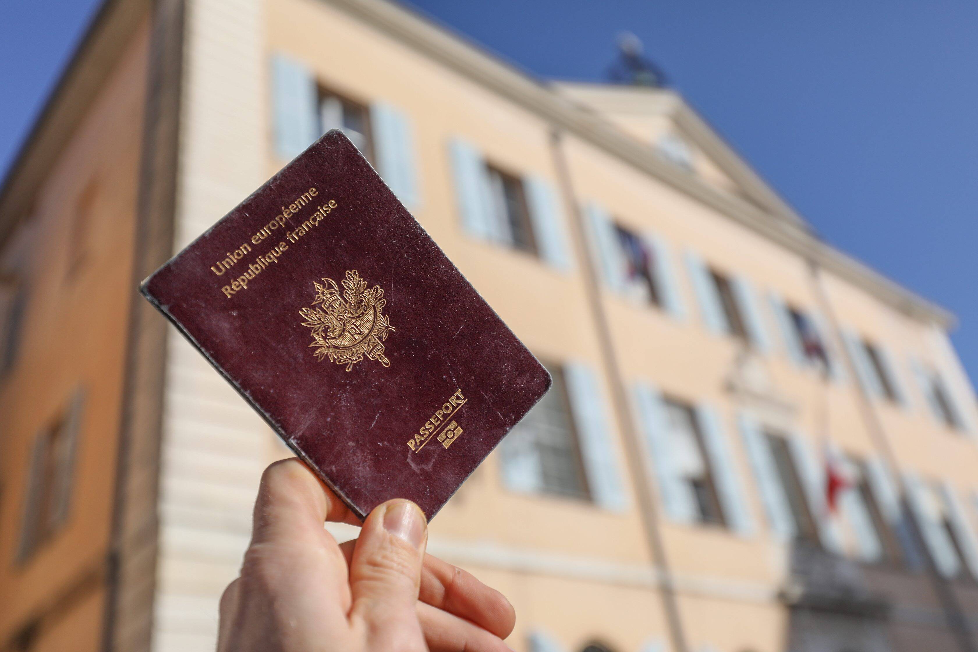 Au moins huit semaines d'attente: pour obtenir son passeport dans le Var, il va falloir être patient