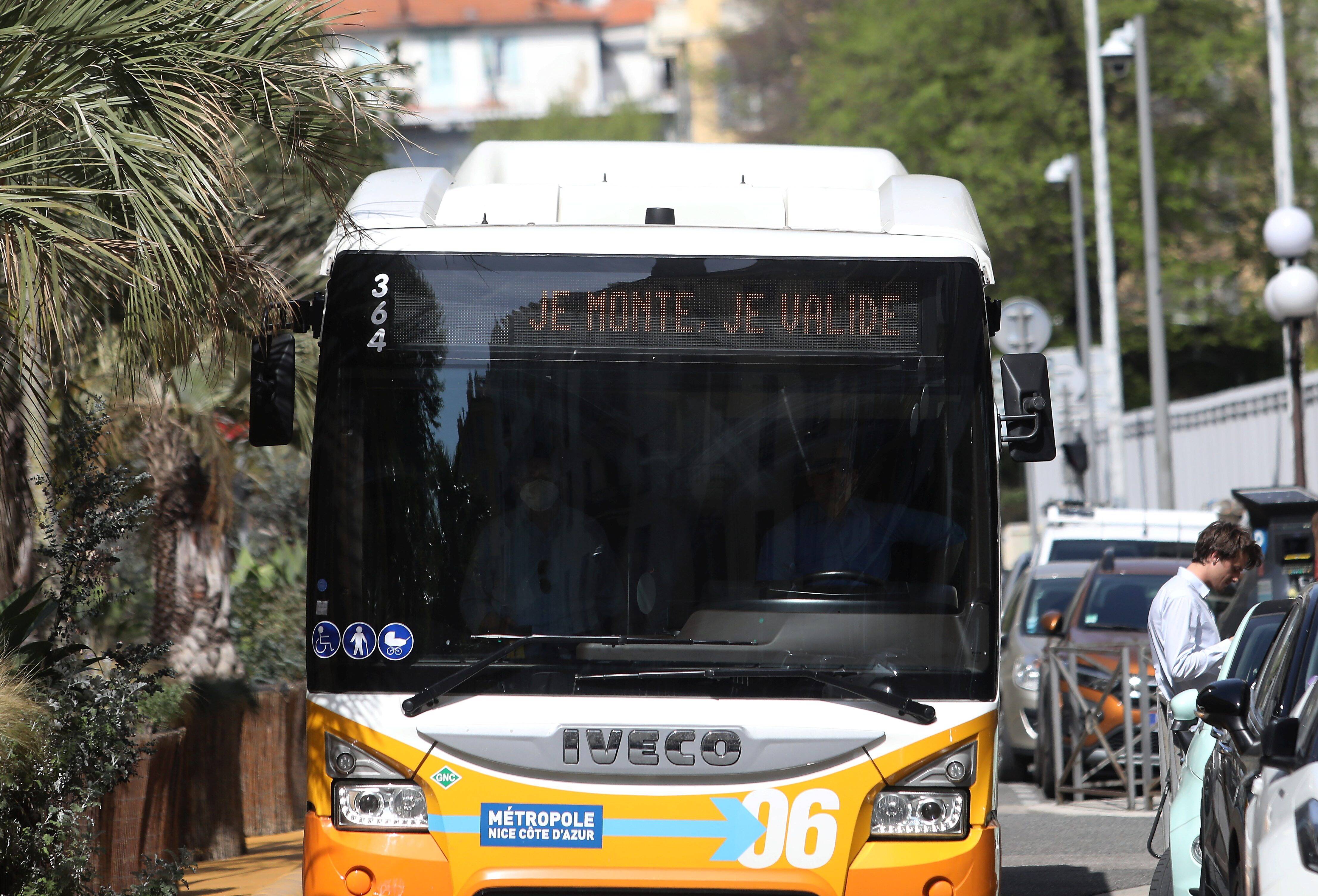 "J'ai entendu un choc violent derrière moi": un enfant frappé par un homme dans un bus à Nice pour sa couleur de peau?