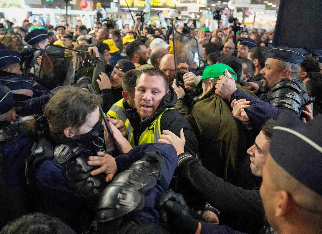 "Situation hors de contrôle": la visite d'Emmanuel Macron au Salon de l'agriculture vire au chaos, avec des services dépassés
