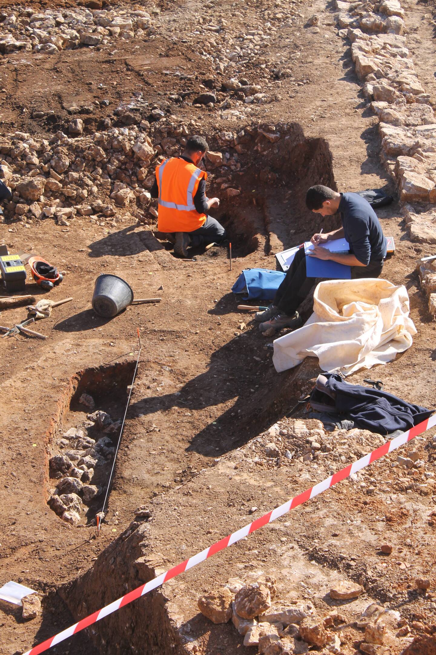 Les travaux d’archéologie ont débuté en urgence après le début du chantier de construction d’un centre commercial, sur le site duquel on a découvert des vestiges enfouis.