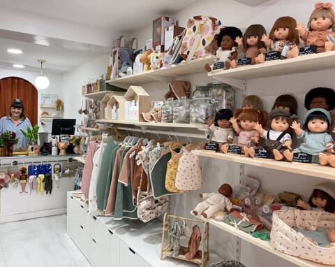 Vêtements, jouets, peluches Une boutique rien que pour les enfants en  bas âge a ouvert à Sanary - Var-Matin